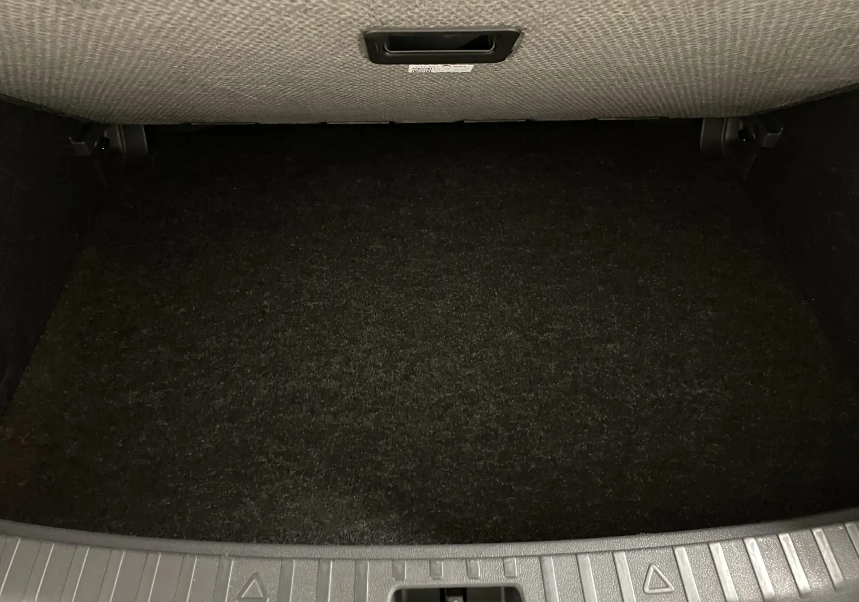 Vue plongeante sur le double plancher du coffre noir d’une Skoda Scala 1.5 TSI 150 DSG7 Monte-Carlo 2025.