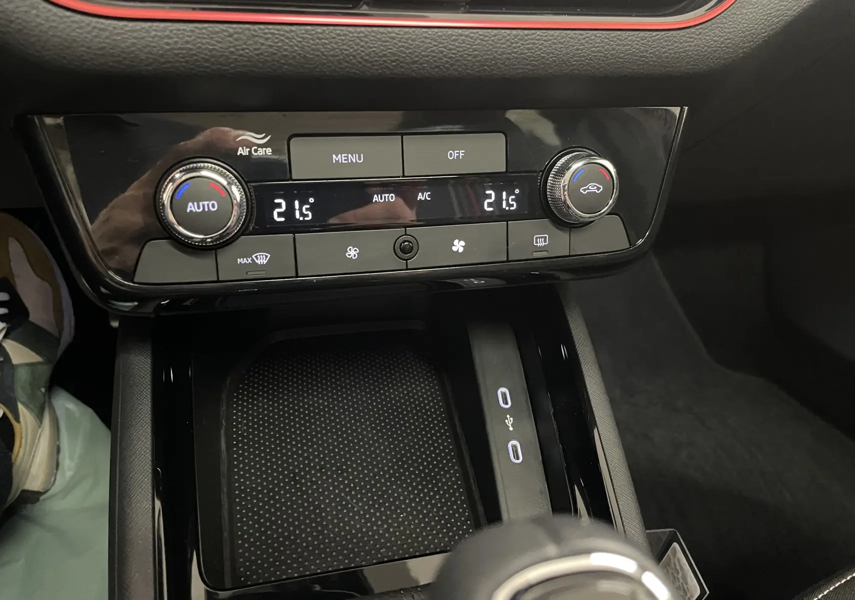 Vue rapprochée de la console centrale avec commandes climatisation et zone de charge USB de la Skoda Scala 2025.