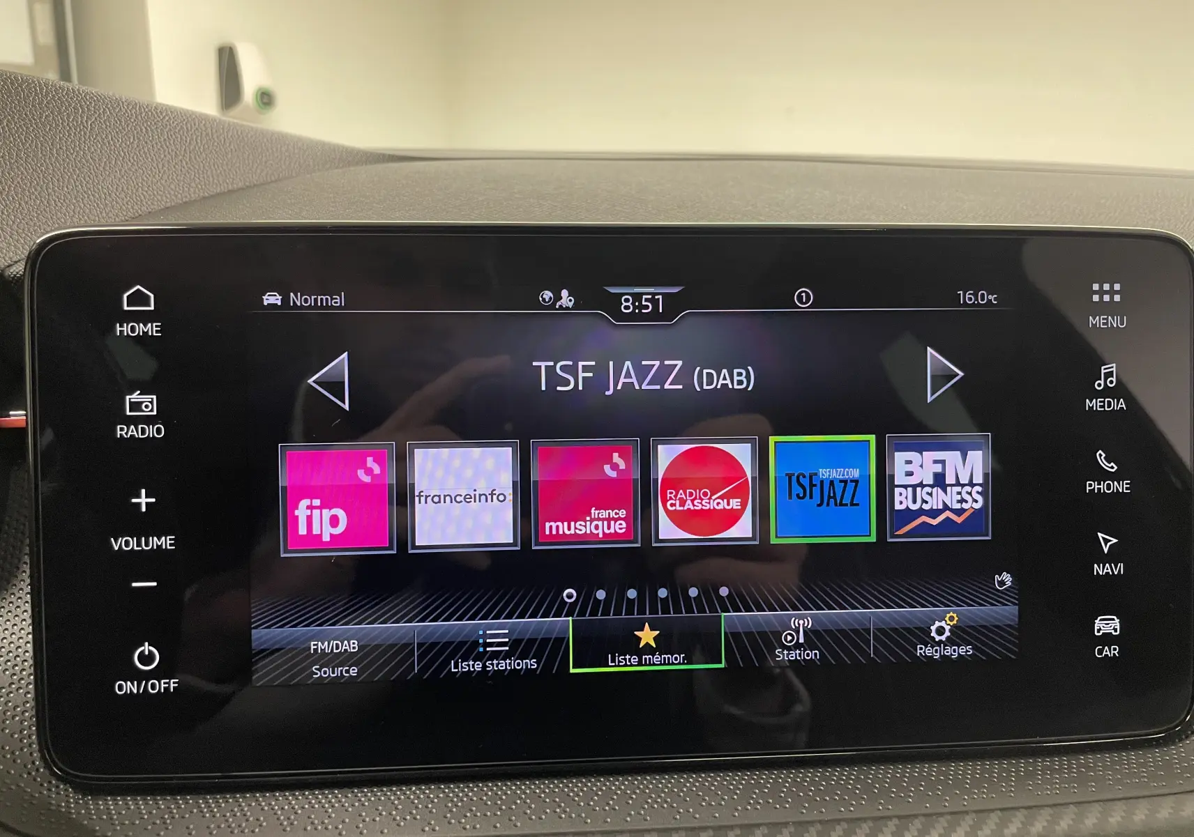 Écran tactile central du tableau de bord de la Skoda Scala 1.5 TSI 150 DSG7 Monte-Carlo, affichant les stations radio numériques.