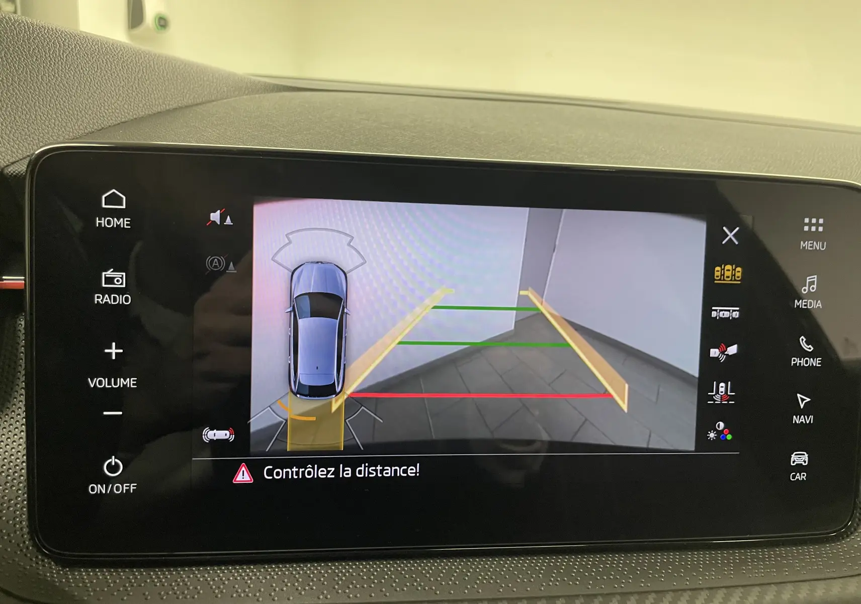 Écran multimédia montrant la caméra de recul et vue 360° de la Skoda Scala Noir Magic, avec lignes d’aide au stationnement.