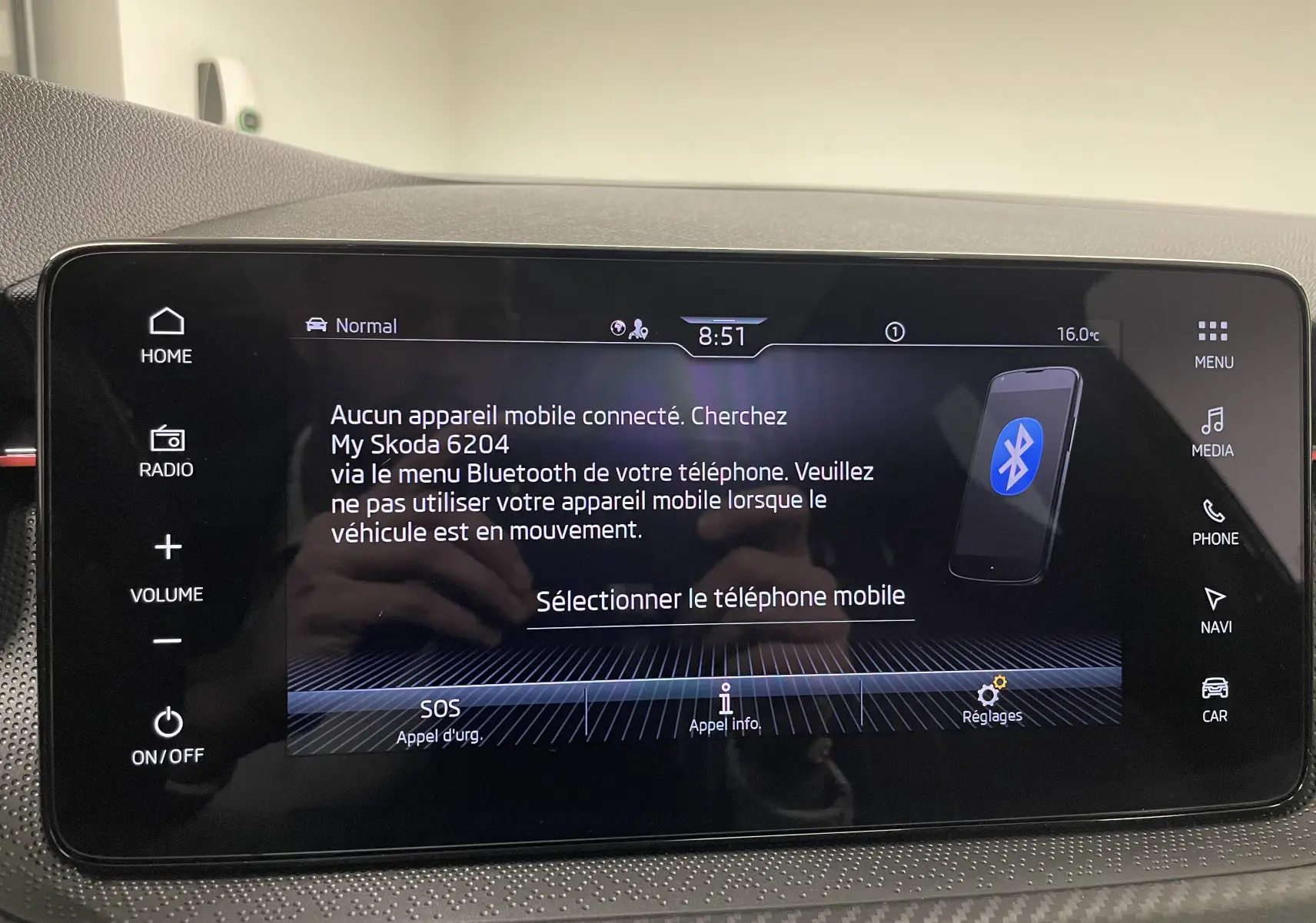 Écran tactile central de la Skoda Scala 2025 affichant le menu Bluetooth et les options de connexion mobile.
