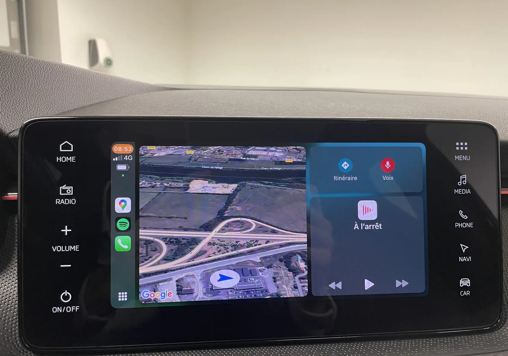 Écran tactile central du Skoda Scala 2025 montrant une carte GPS et les commandes multimédias en mode pause.