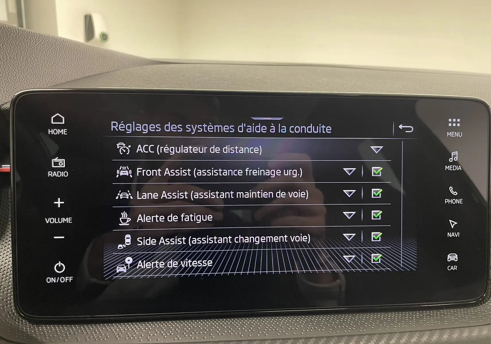 Écran tactile intérieur de la Skoda Scala 2025 montrant les réglages des aides à la conduite.