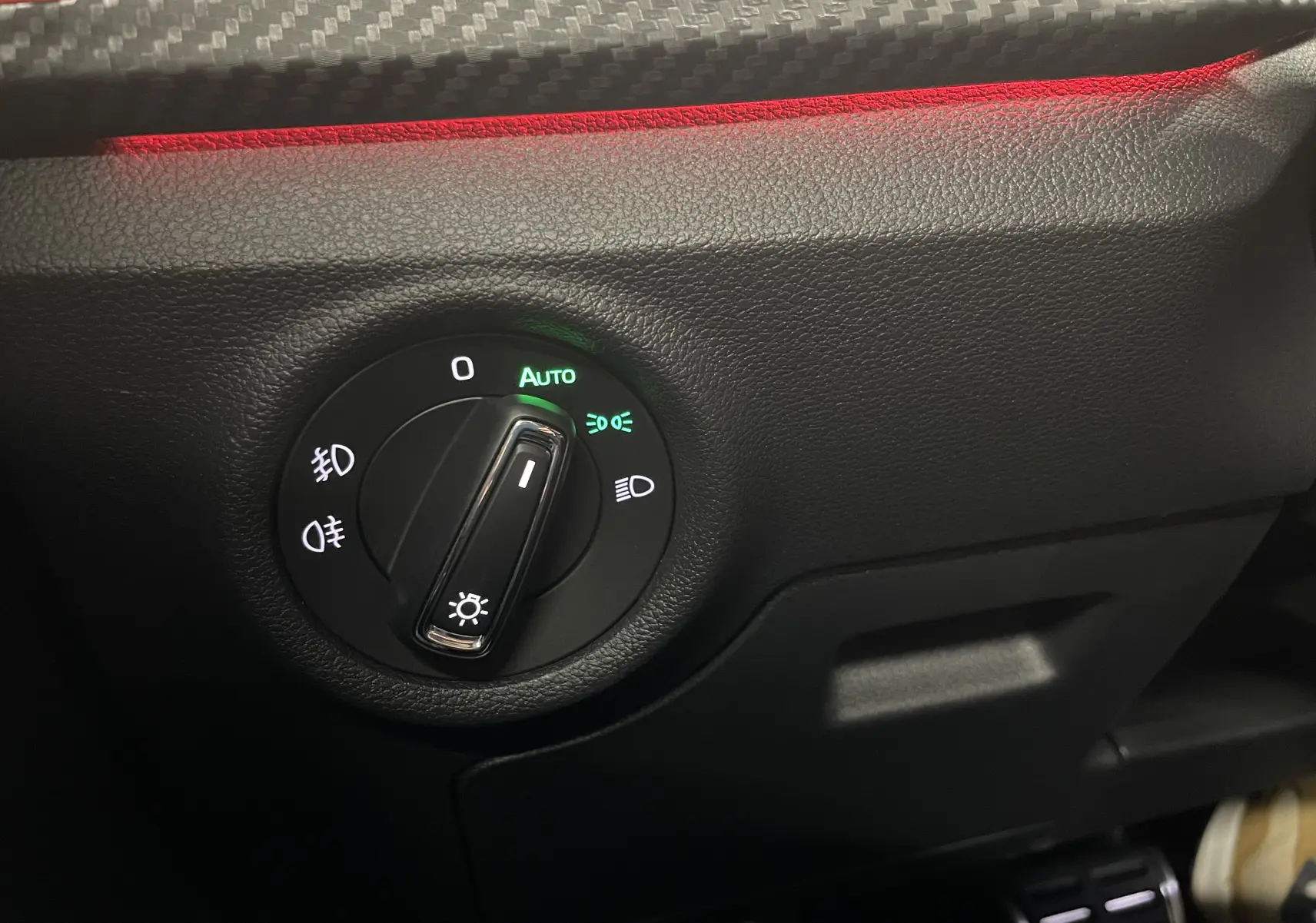 Gros plan sur la molette des phares du tableau de bord du Skoda Scala 1.5 TSI 150 DSG7 Monte-Carlo noir Magic.