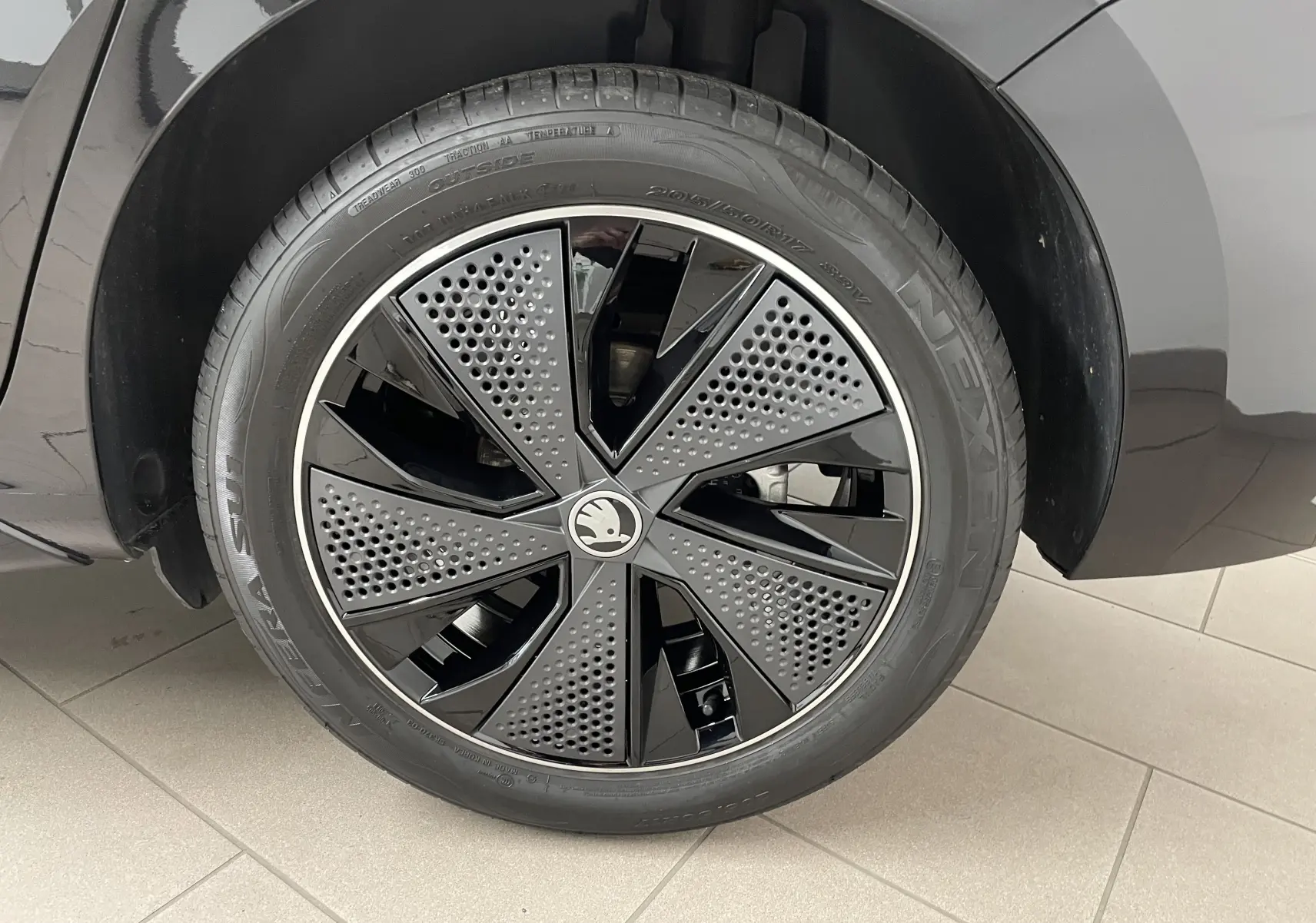 Gros plan sur la roue avant droite d’une Skoda Scala 2025 Noir Magic avec jante alliage au design moderne.