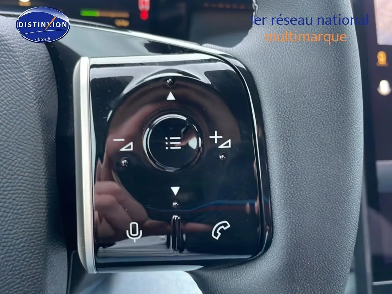 Gros plan sur les commandes noires du volant multifonction du Citroën C5 Aircross noir, version hybride 2026.