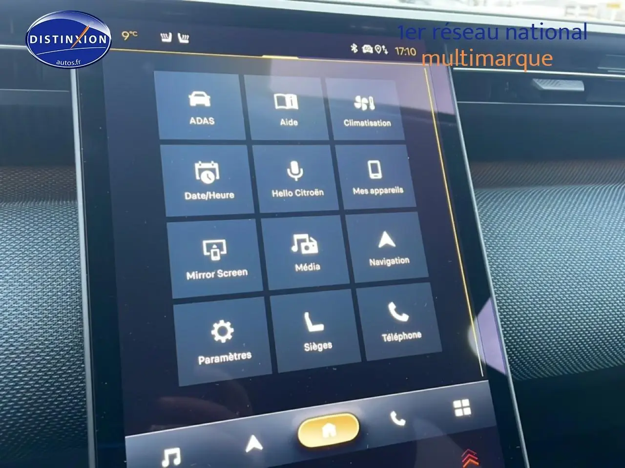Écran tactile central du tableau de bord du Citroën C5 Aircross noir, affichant le menu principal connecté.