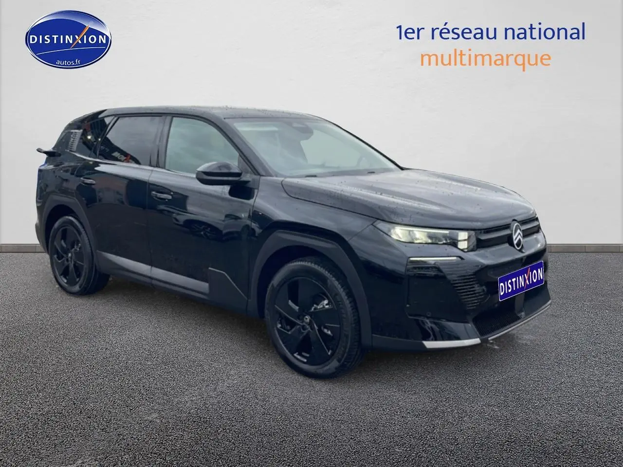 SUV Citroën C5 Aircross noir vu en 3/4 avant droit avec jantes alliage noires et phares LED allumés.