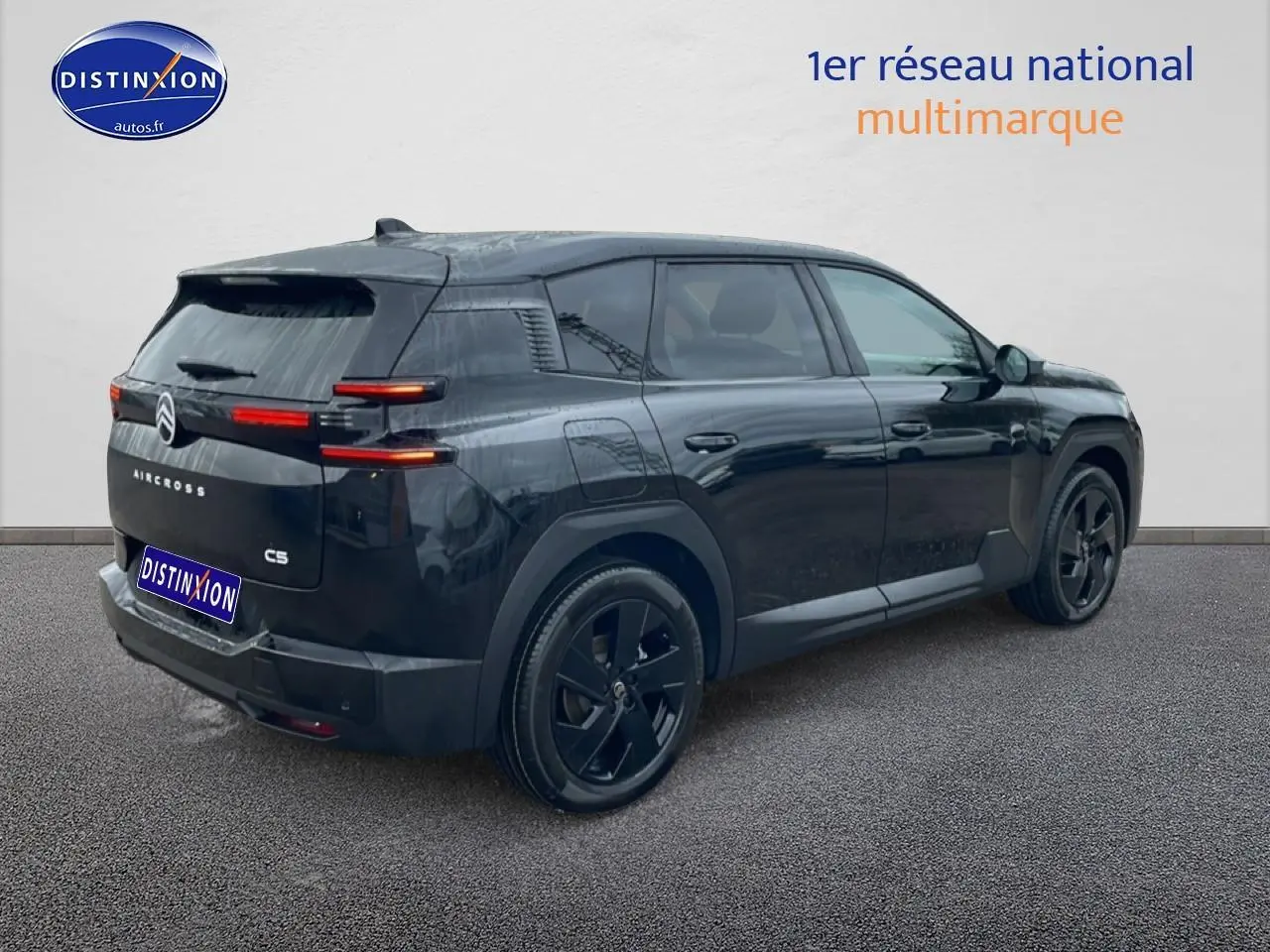Vue 3/4 arrière droite d'un Citroën C5 Aircross noir 2026 avec feux arrière LED et jantes alliage noires.
