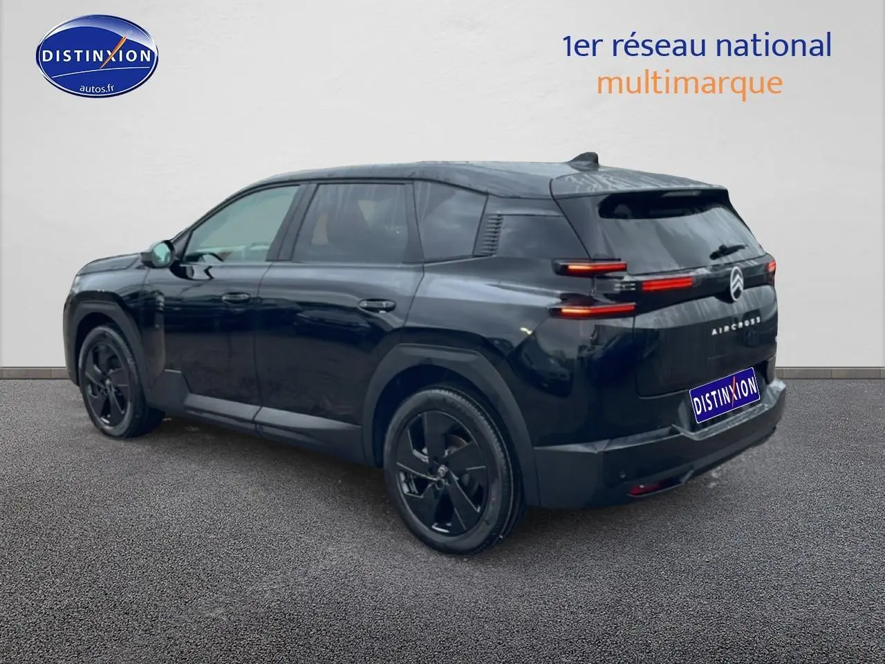 Vue 3/4 arrière droite d'un Citroën C5 Aircross noir 2026 avec feux arrière LED et jantes alliage noires.
