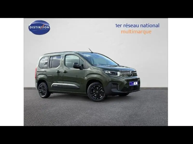 Vue 3/4 avant droite d’un Citroën Berlingo 2025 vert Sirkka avec jantes noires et vitres teintées.