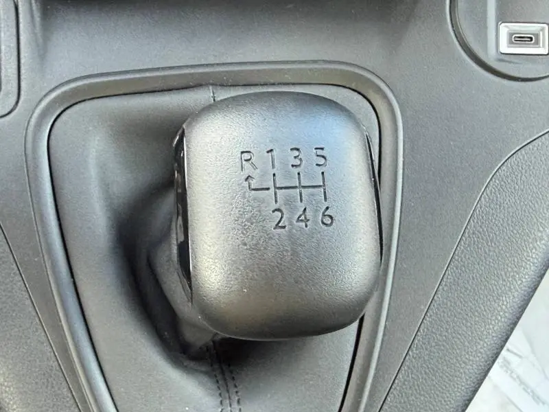 Gros plan sur le levier de vitesses manuel noir du Citroën Berlingo M 1.5 BlueHDi, montrant les six rapports et la marche arrière.