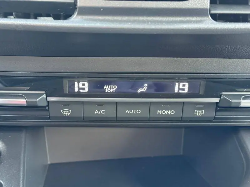 Gros plan sur la commande de climatisation automatique du Citroën Berlingo 2025, affichage digital à 19°C.