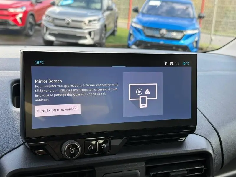 Vue intérieure du tableau de bord du Citroën Berlingo 2025, écran tactile affichant la fonction Mirror Screen.