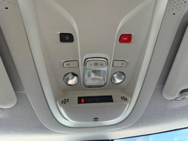 Vue en gros plan du plafonnier intérieur gris clair du Citroën Berlingo 2025 avec boutons SOS et éclairage.