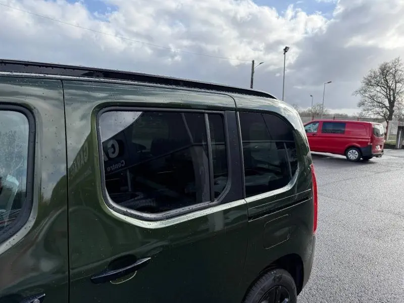 Vue latérale arrière droite d'un Citroën Berlingo 2025 vert Sirkka avec vitres teintées et porte coulissante.