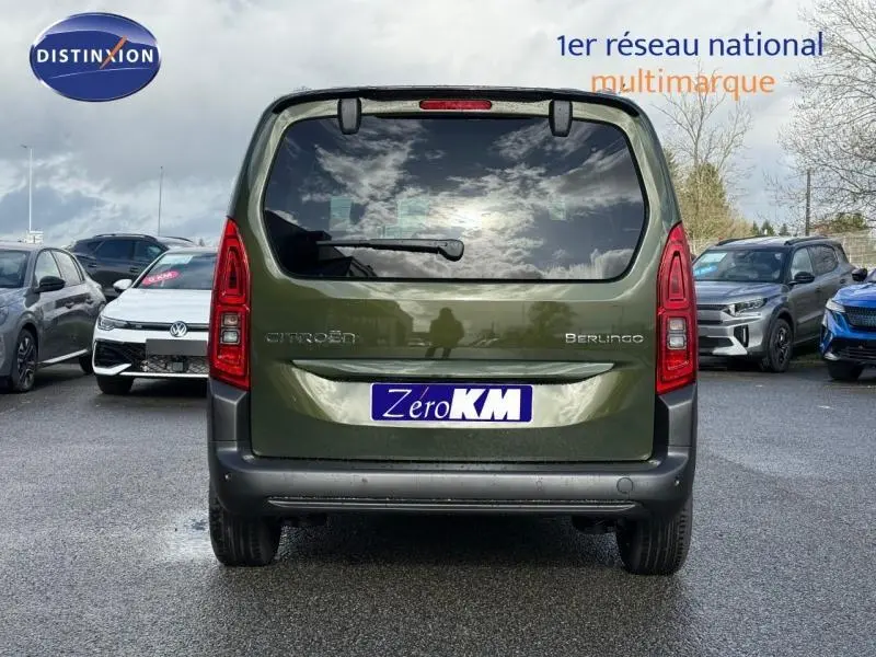 Vue arrière d'un Citroën Berlingo 2025 vert Sirkka avec feux verticaux et plaque Zero KM visible.
