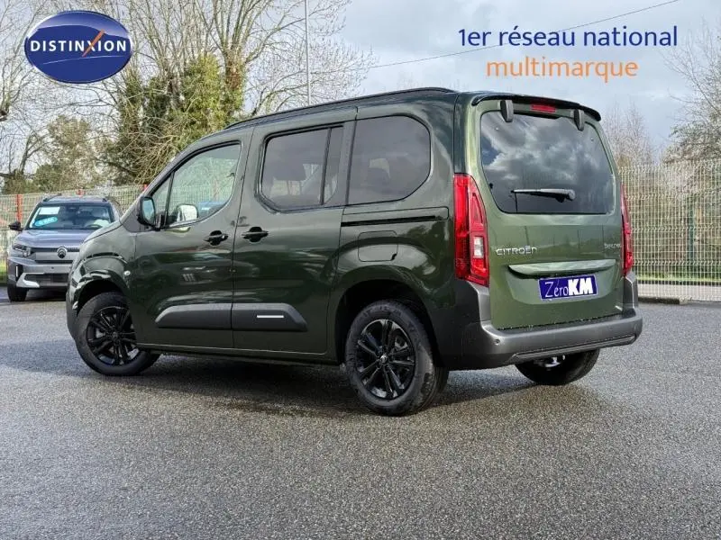 Vue 3/4 arrière droite d'un Citroën Berlingo 2025 vert Sirkka avec jantes noires et vitres teintées.