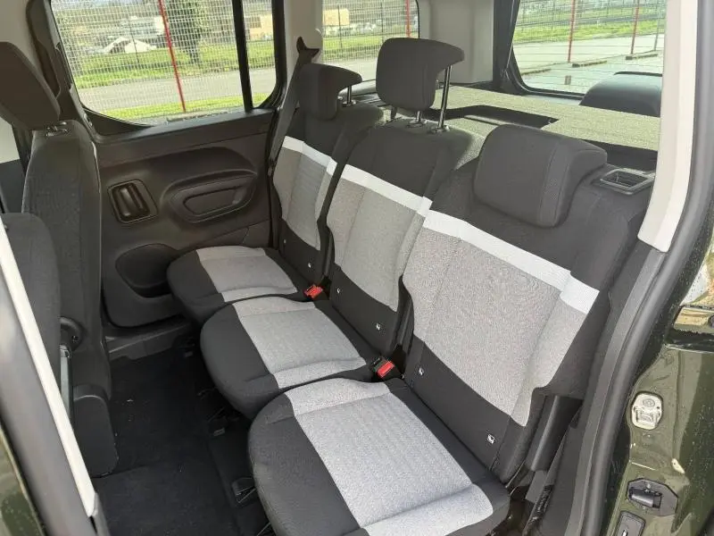 Vue intérieure côté droit sur la banquette arrière 3 places gris clair et noir du Citroën Berlingo Sirkka Green 2025.