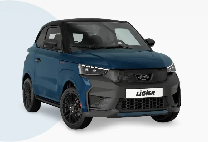 Vue 3/4 avant d'une Ligier JS50 bleu avec toit noir et calandre noire distinctive, roues noires sportives visibles.