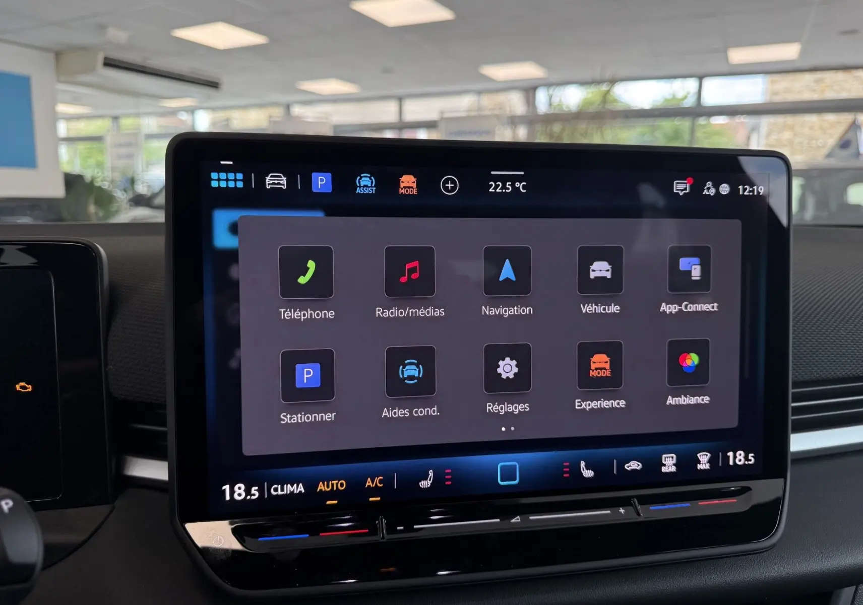 Écran tactile central du Volkswagen T-Roc R-Line 2026 noir intense, affichant les options de navigation et multimédia.