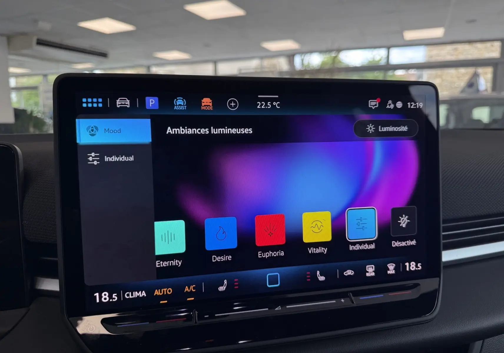 Écran tactile intérieur du Volkswagen T-Roc R-Line 2026 affichant les options d’ambiances lumineuses.