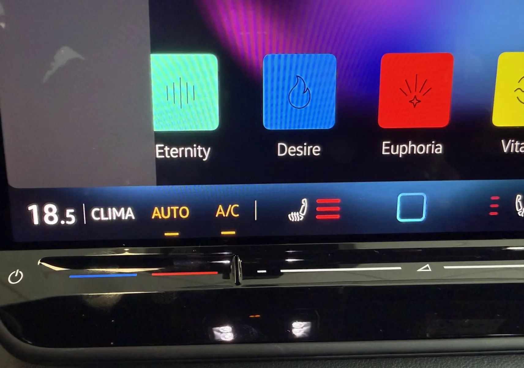 Écran tactile intérieur du Volkswagen T-Roc R-Line 2026, affichant les réglages de climatisation et modes d'ambiance colorés.