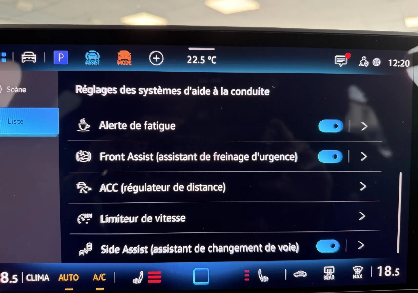 Écran central du Volkswagen T-Roc R-Line noir intense 2026 montrant les réglages d’aide à la conduite.