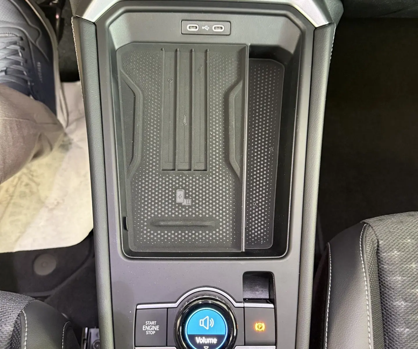 Vue plongeante sur la console centrale noire du Volkswagen T-Roc R-Line 2026 avec commandes tactiles et port USB.