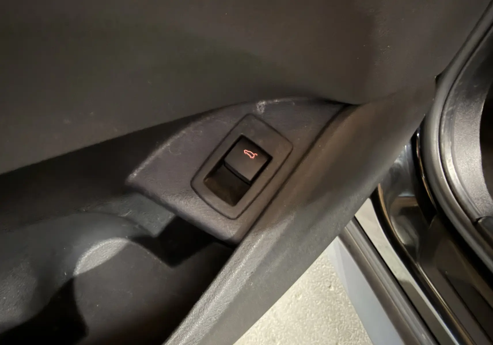 Bouton d'ouverture du coffre intérieur sur la portière côté gauche d'un BMW X1 noir (F48) 2019.