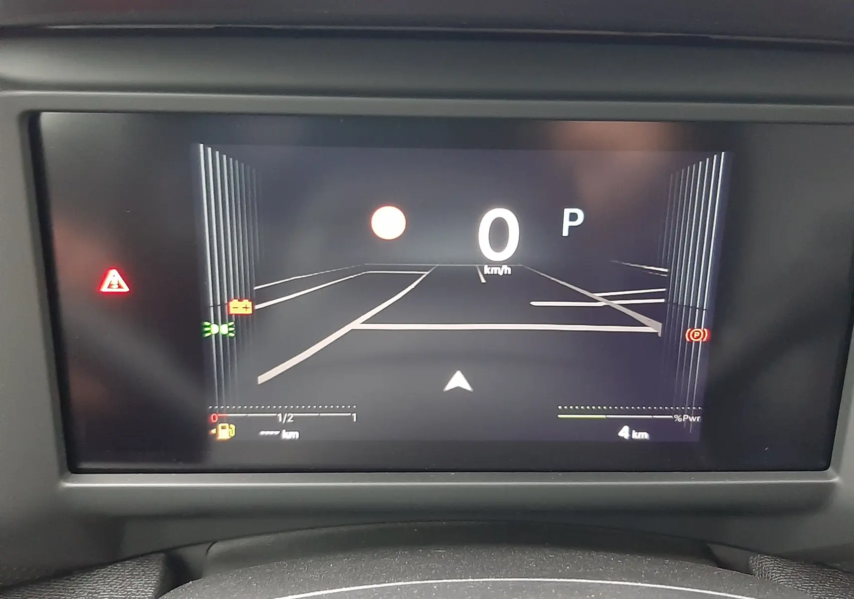 Affichage numérique du tableau de bord de la Citroën C4 hybride, montrant la vitesse à 0 km/h et l'indicateur de stationnement.