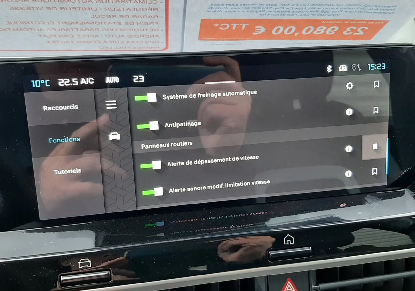 Écran tactile central du tableau de bord de la Citroën C4 blanc Okenite, affichant les options d’aide à la conduite.