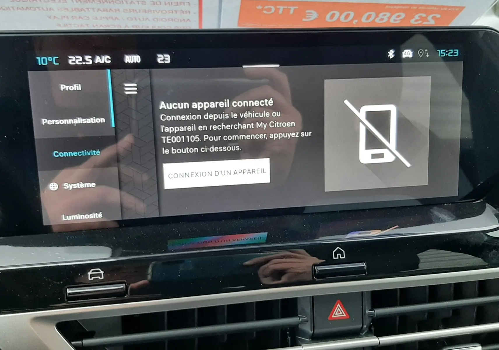 Écran tactile central du tableau de bord de la Citroën C4 blanche, affichant le menu connectivité et climatiseur.