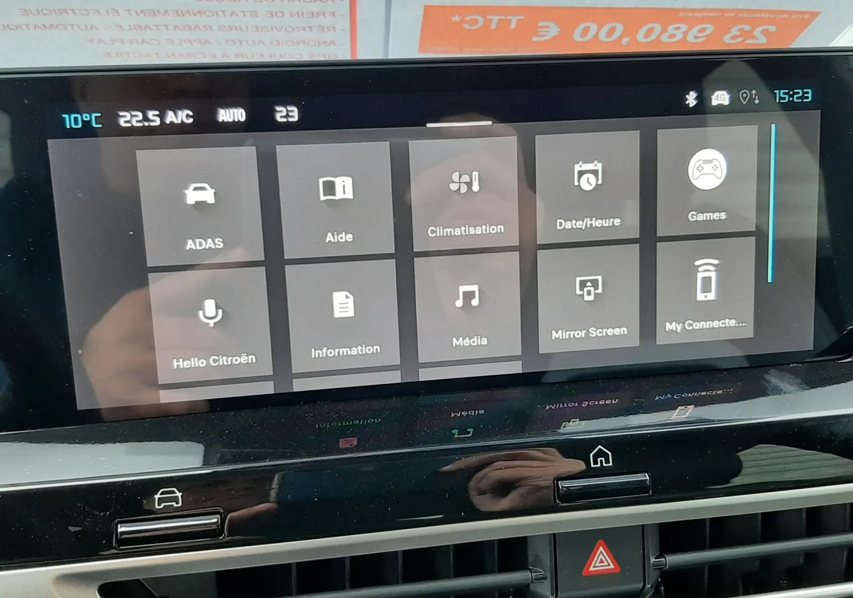 Écran tactile central de la Citroën C4 hybride 2026 affichant le menu principal avec commandes climatisation et médias.