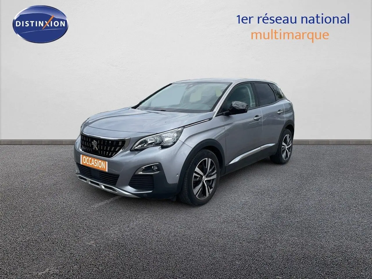 Peugeot 3008 gris Artense métal en 3/4 avant droit, avec calandre noire et jantes alliage bicolores.