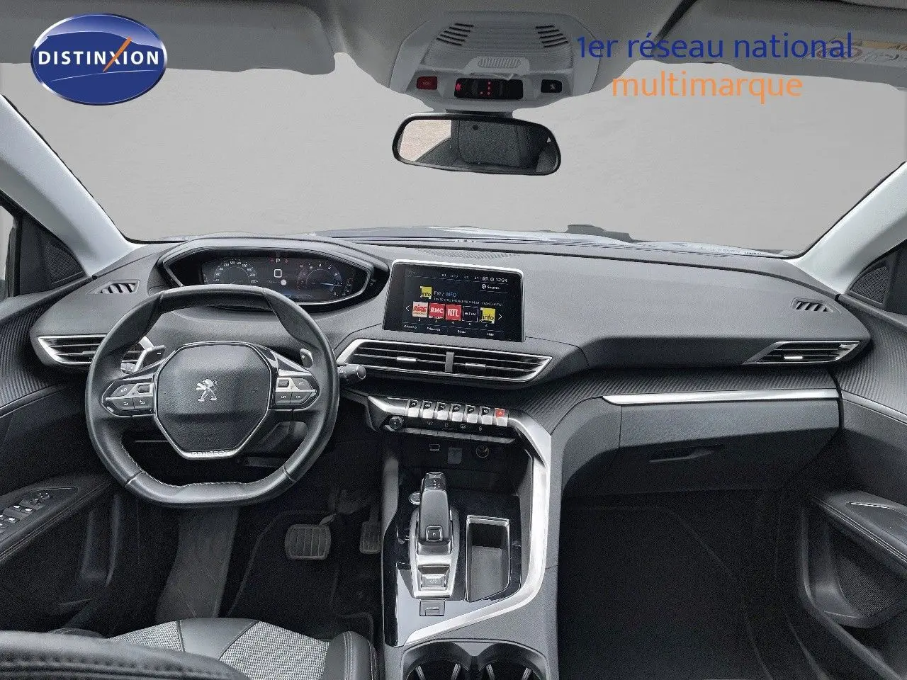 Intérieur du Peugeot 3008 gris, vue frontale sur le tableau de bord avec écran tactile et volant compact multifonction.