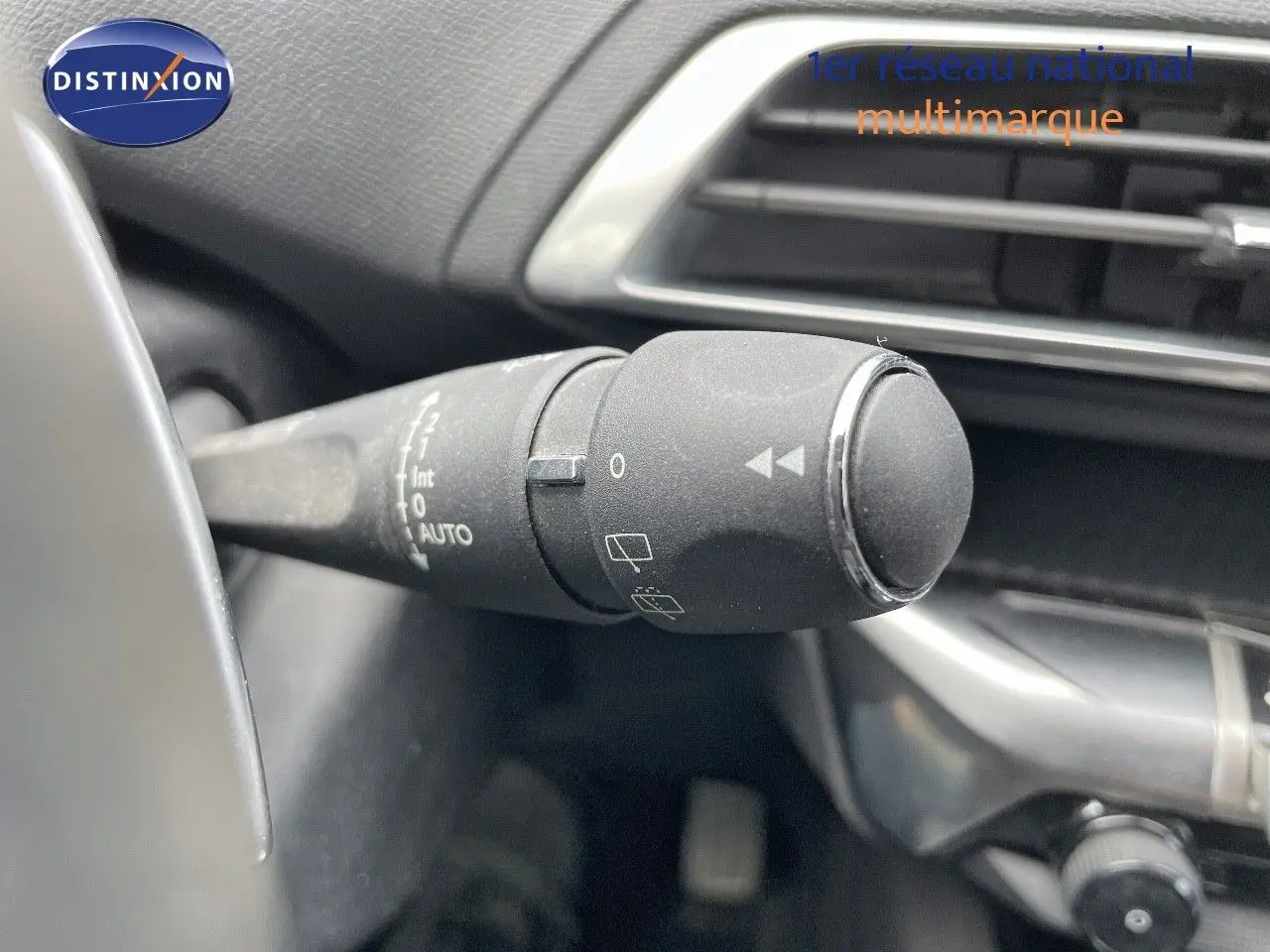 Gros plan sur la commande d'essuie-glace du Peugeot 3008 gris Artense, côté gauche du tableau de bord.