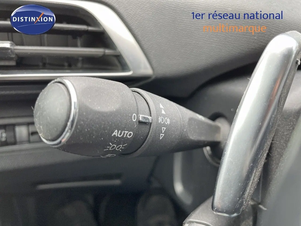 Gros plan sur la commande d'éclairage automatique du Peugeot 3008 gris Artense, côté gauche du volant.