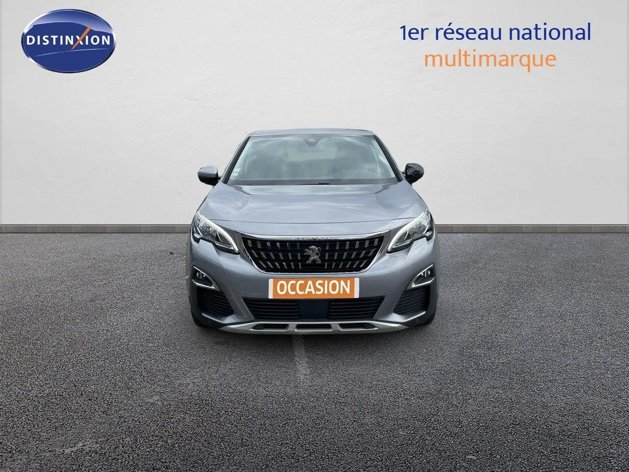 Vue frontale d'un Peugeot 3008 gris Artense métal avec calandre noire et plaque "OCCASION" visible.