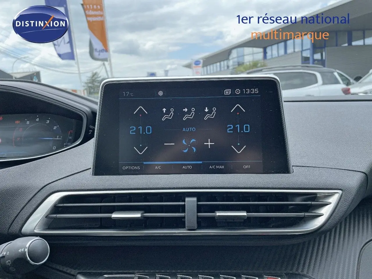 Écran tactile central du tableau de bord du Peugeot 3008 2017 affichant la climatisation automatique à 21°C.