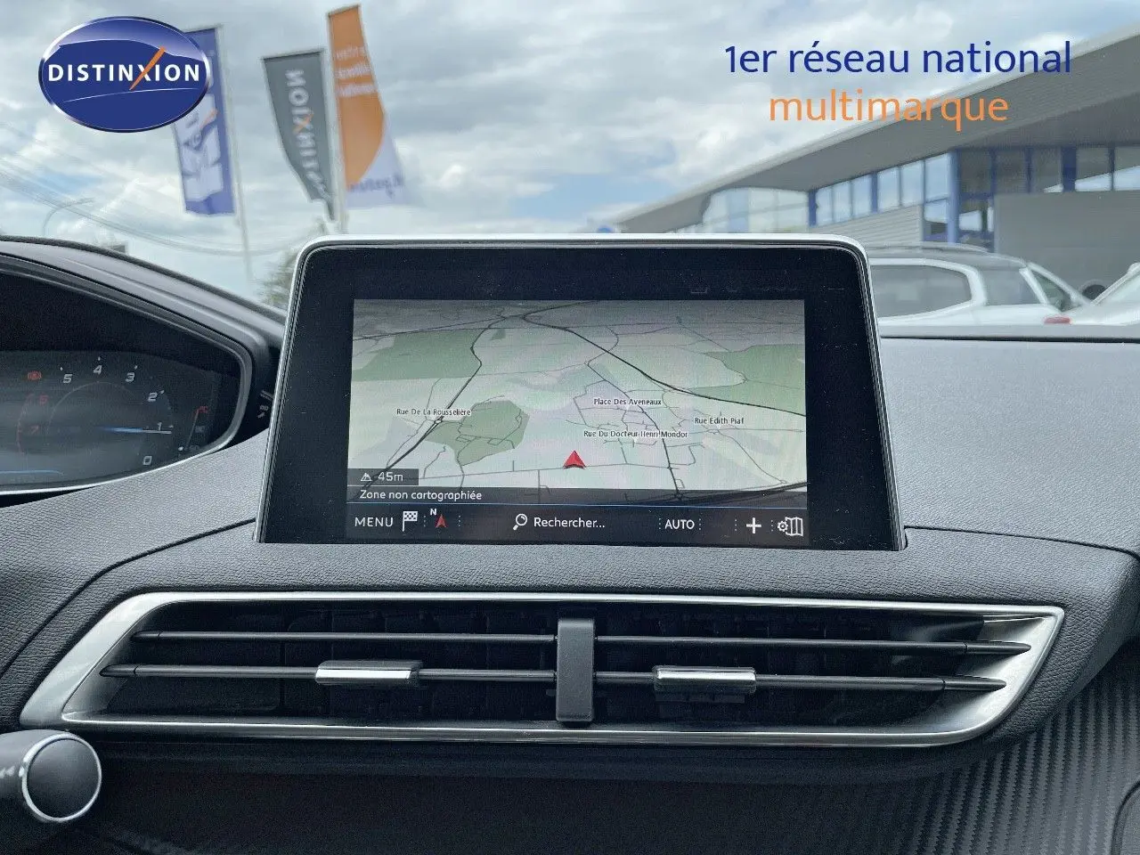 Écran central du tableau de bord du Peugeot 3008 gris Artense, affichant la navigation GPS en extérieur lumineux.