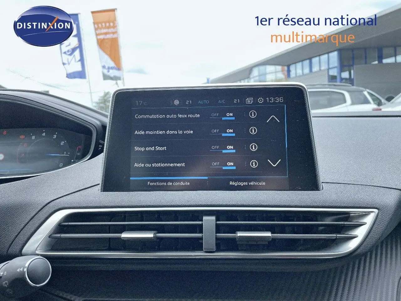 Tableau de bord du Peugeot 3008 2017 avec écran tactile affichant les aides à la conduite, intérieur noir moderne.