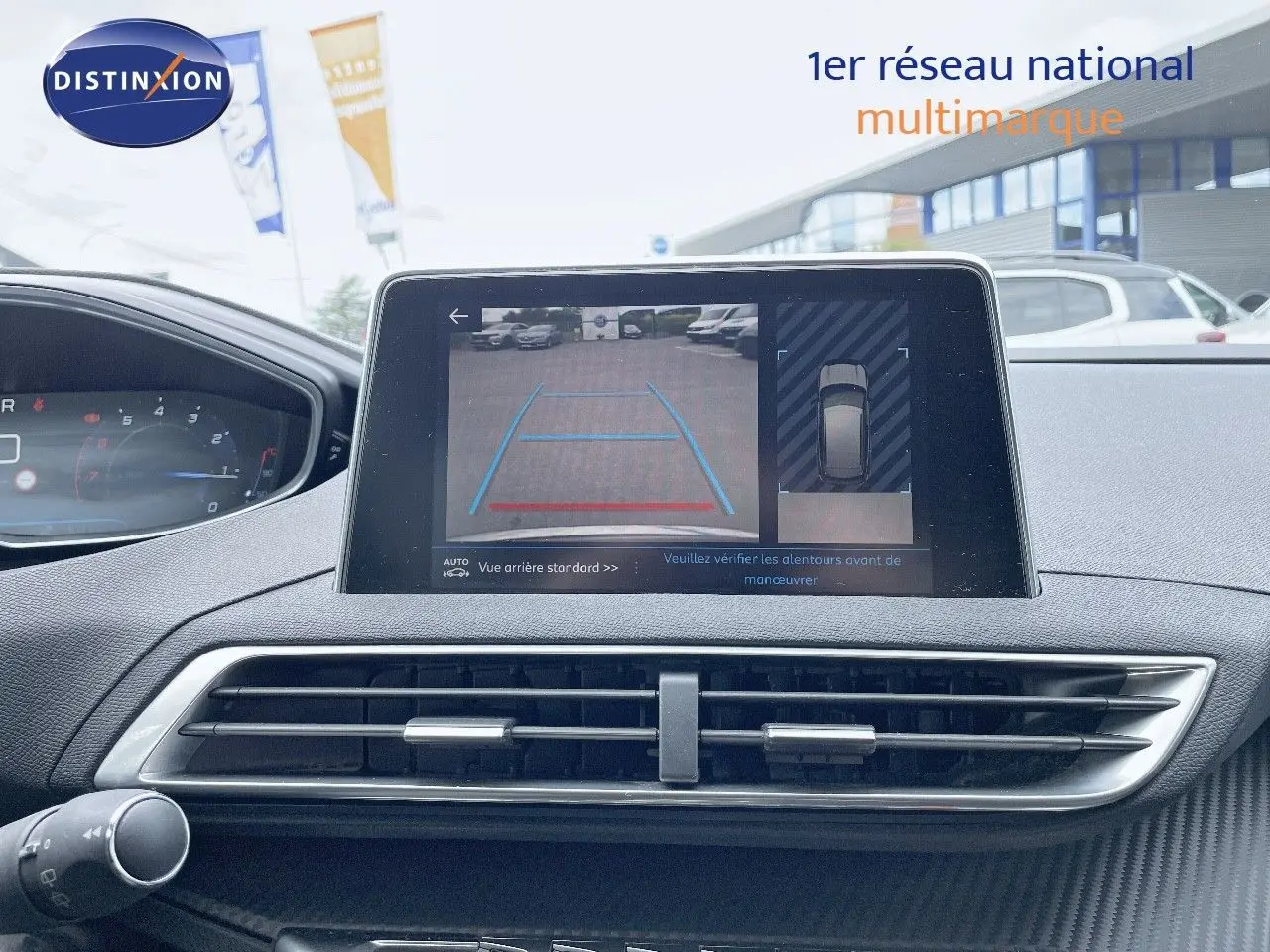 Écran central du Peugeot 3008 gris Artense 2017 montrant la caméra de recul avec guidage de trajectoire.