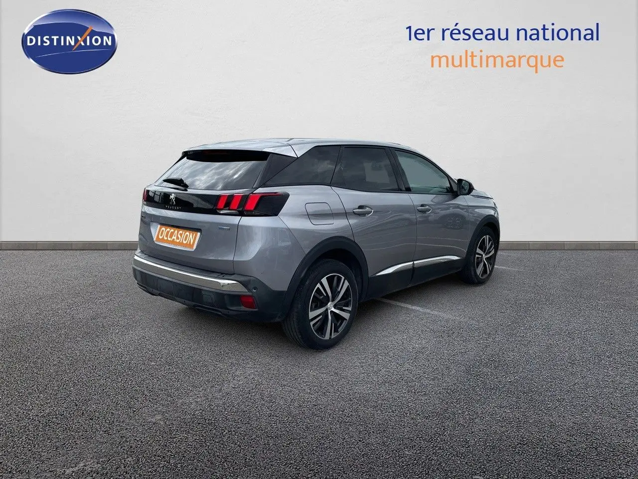 Vue 3/4 arrière droite d'un Peugeot 3008 gris Artense métallisé avec feux arrière à griffes LED distinctifs.