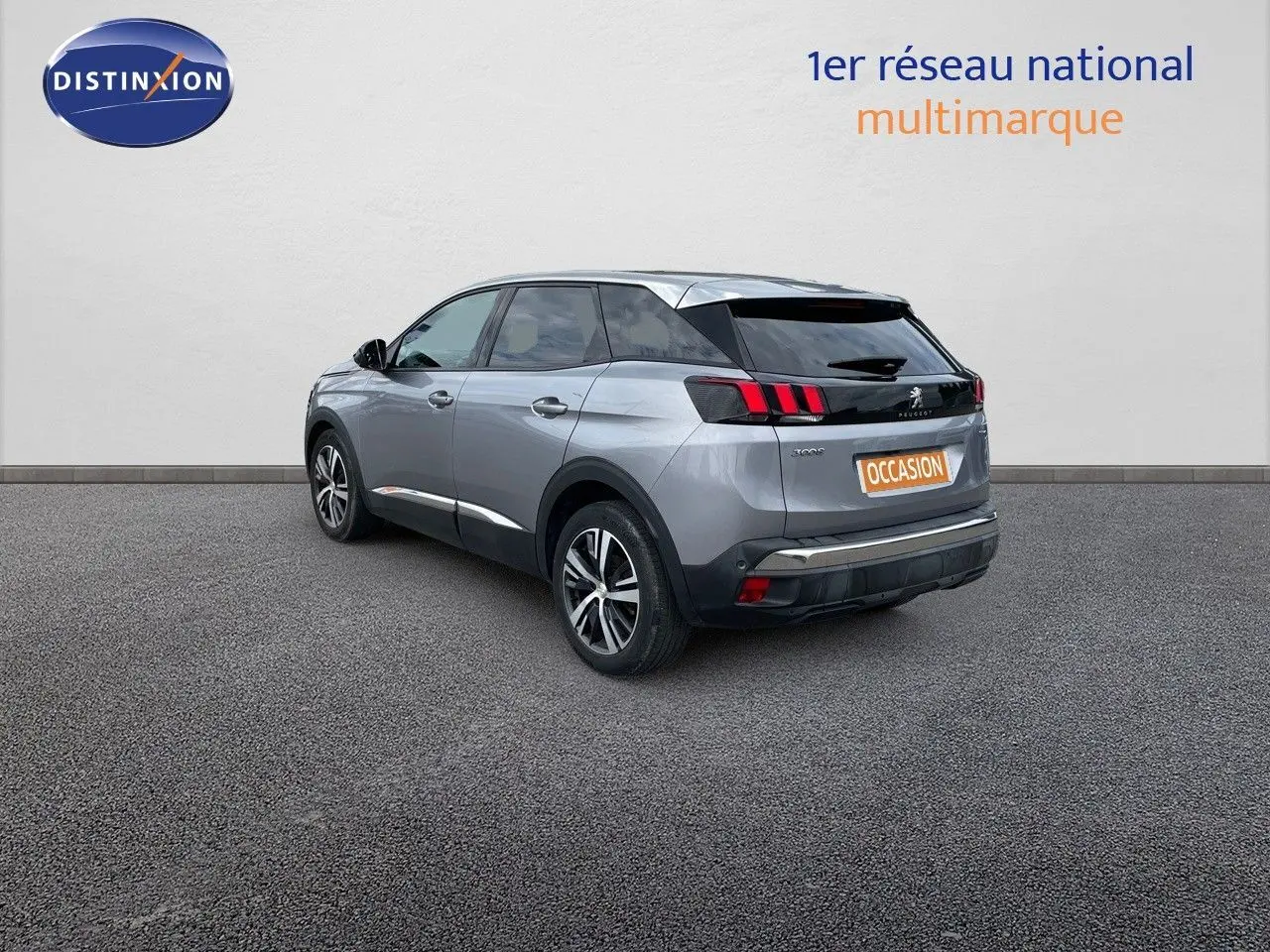 Peugeot 3008 gris Artense métal vue 3/4 arrière droit, avec feux arrière distinctifs et jantes alliage bicolores.