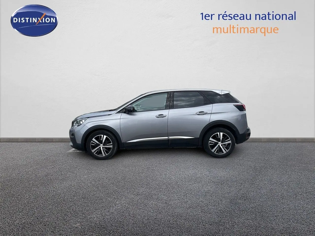 Profil côté gauche d'un Peugeot 3008 gris Artense métallisé, finition Allure, sur fond neutre extérieur.