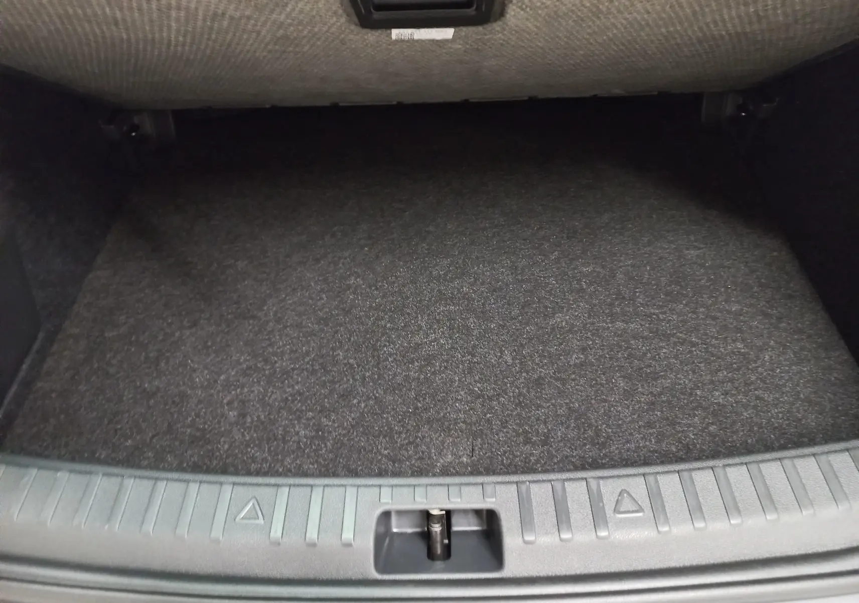 Vue intérieure du double plancher de coffre du Skoda Scala 1.5 TSI 150 DSG7 Monte-Carlo gris graphite 2025.