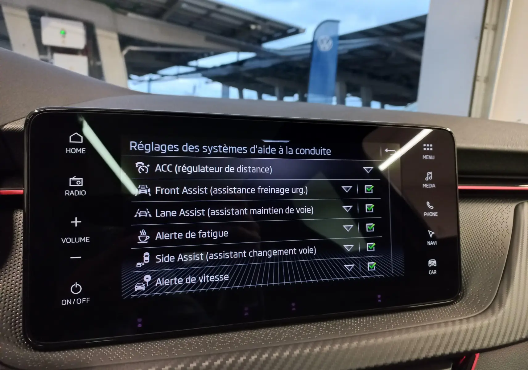Écran tactile du tableau de bord du Skoda Scala 2025 montrant les réglages des aides à la conduite.
