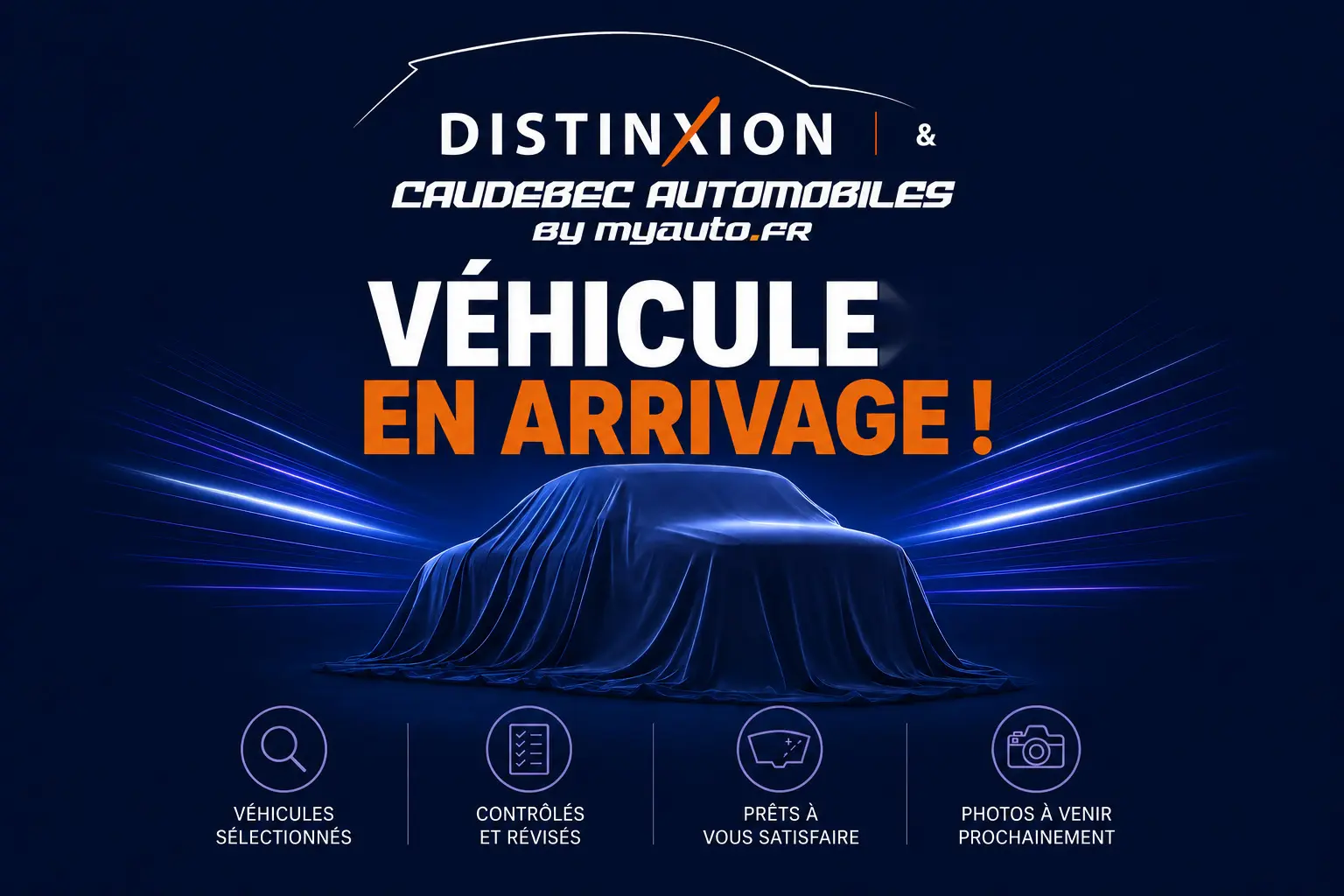 Silhouette couverte d’un drap bleu d’un MG Motor EHS noir vue de profil dans un décor sombre lumineux.