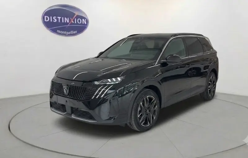 Peugeot 5008 Hybrid noir vue 3/4 avant, mettant en valeur sa calandre distinctive et ses jantes noires élégantes.